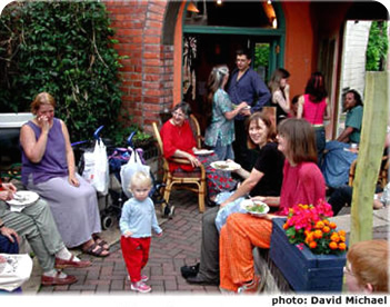 Un party estemporaneo organizzato dagli abitanti della Comunità CoHousing di Stroud, Regno Unito